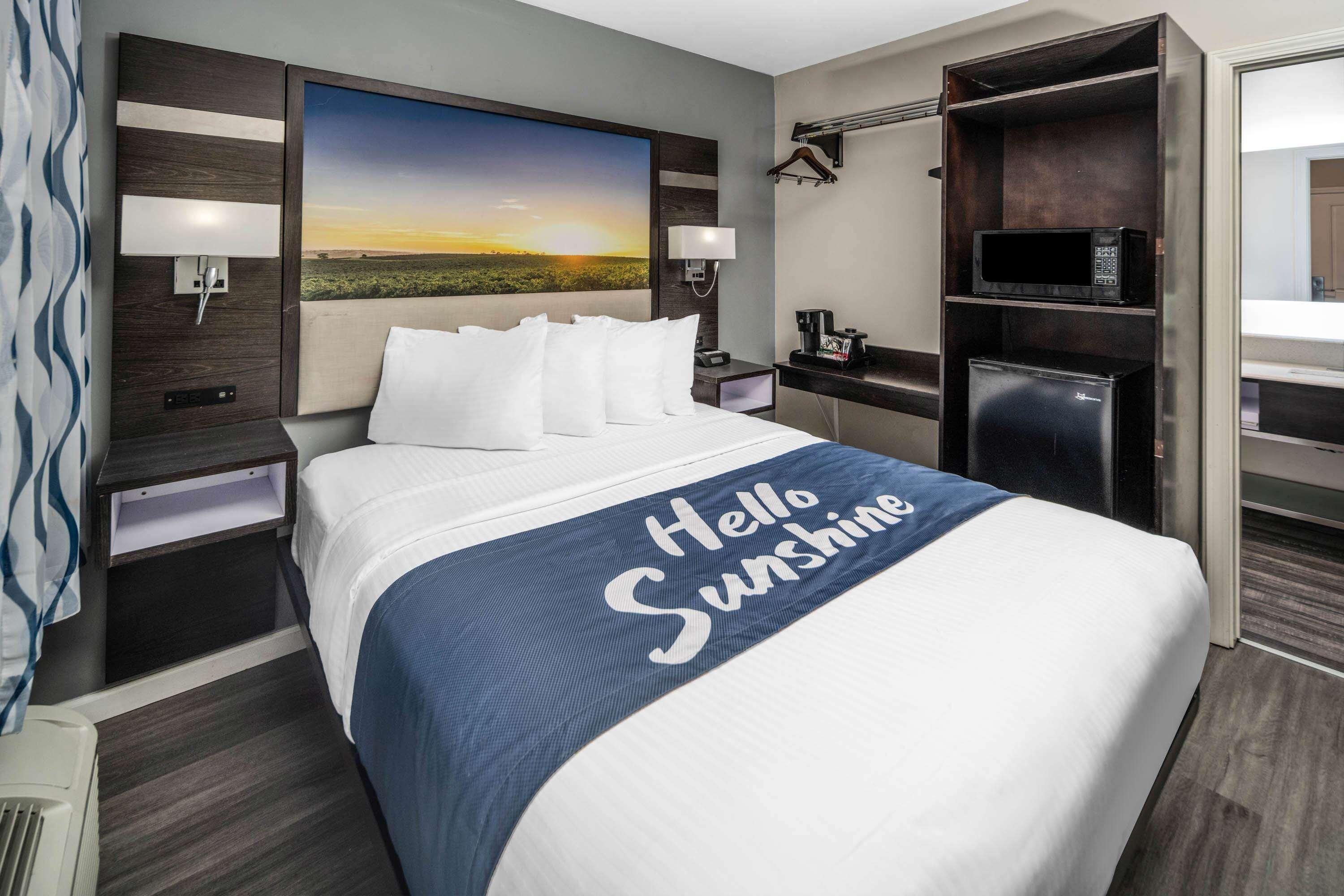 Days Inn By Wyndham Galt - Elk Grove South Екстериор снимка