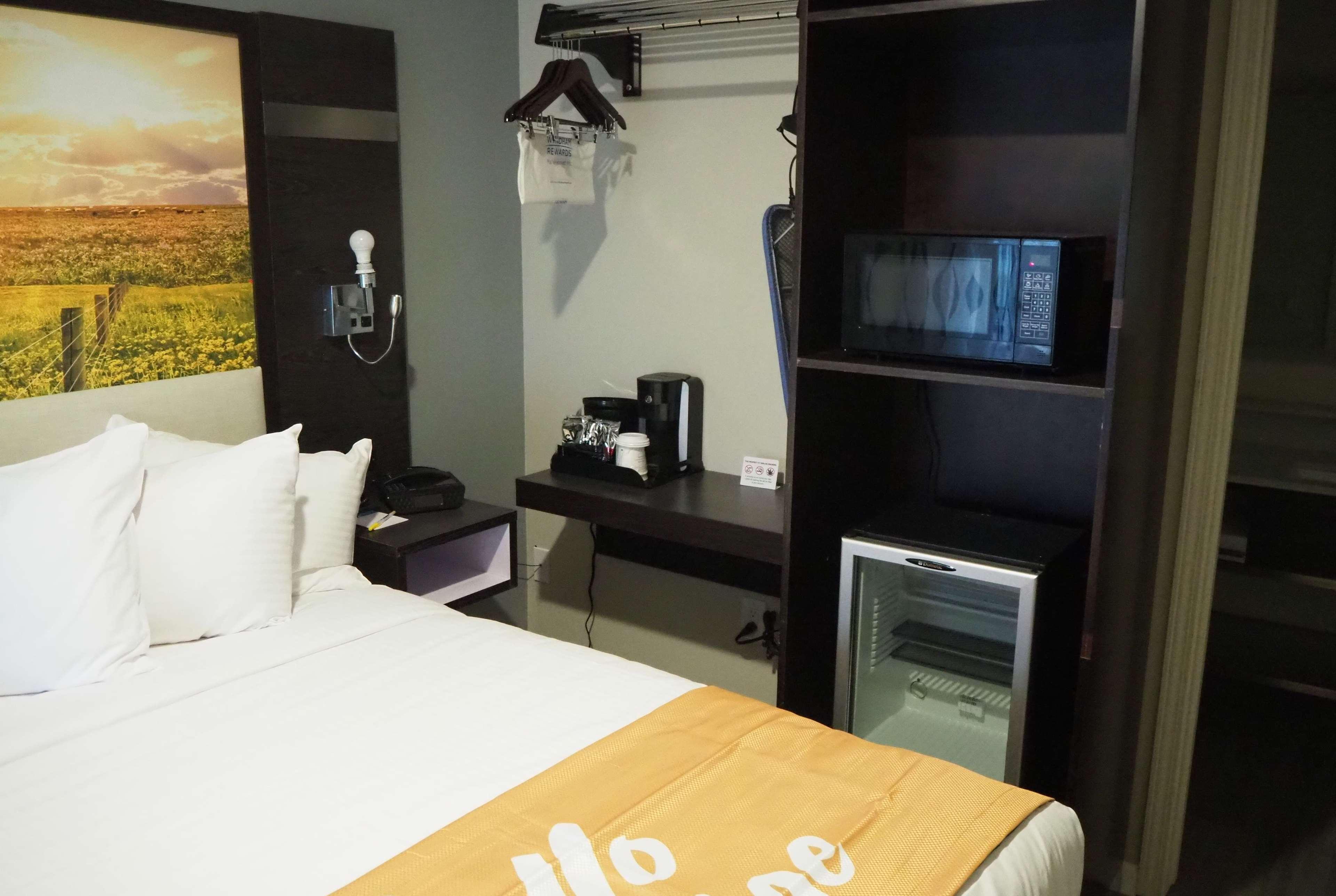 Days Inn By Wyndham Galt - Elk Grove South Екстериор снимка