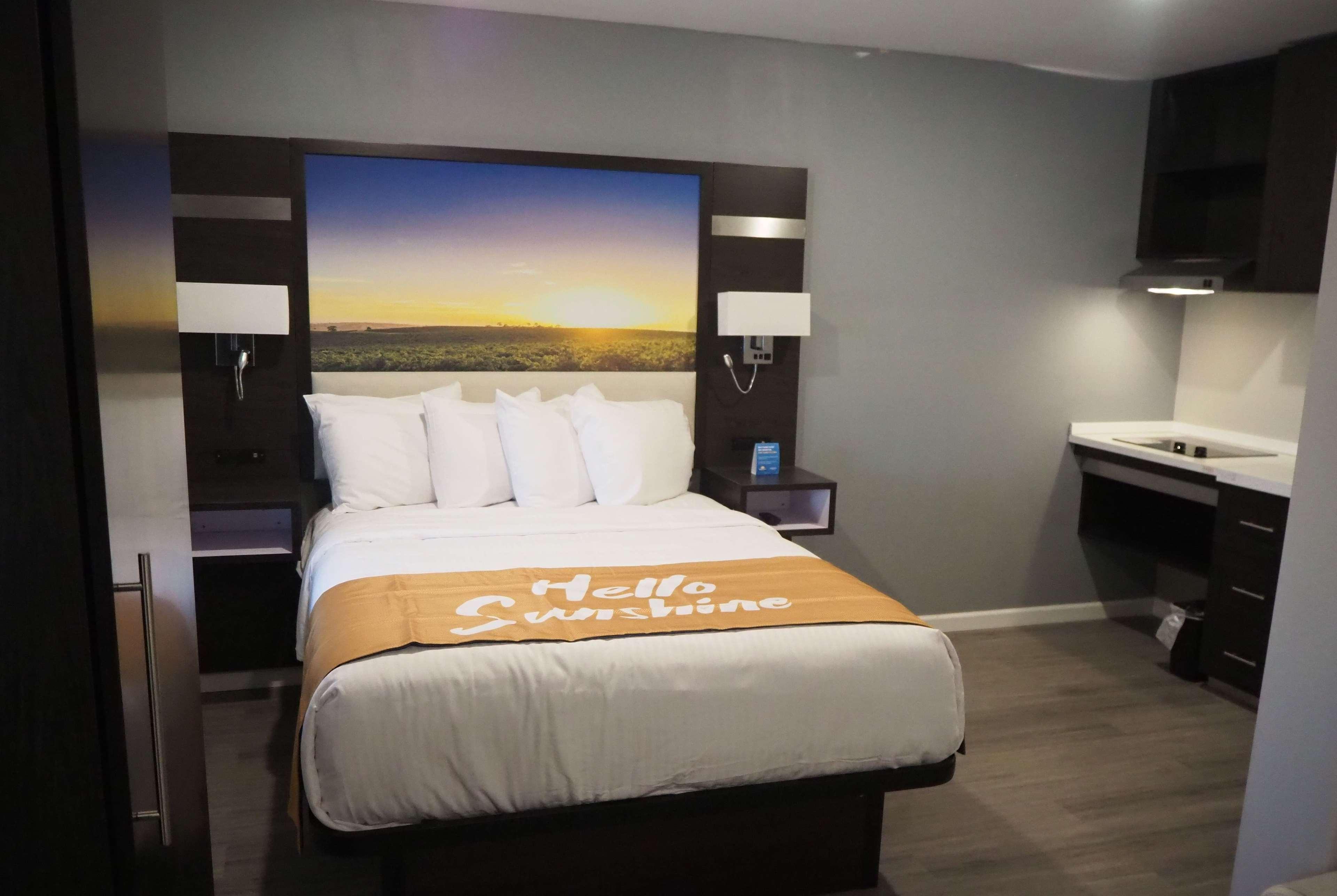 Days Inn By Wyndham Galt - Elk Grove South Екстериор снимка