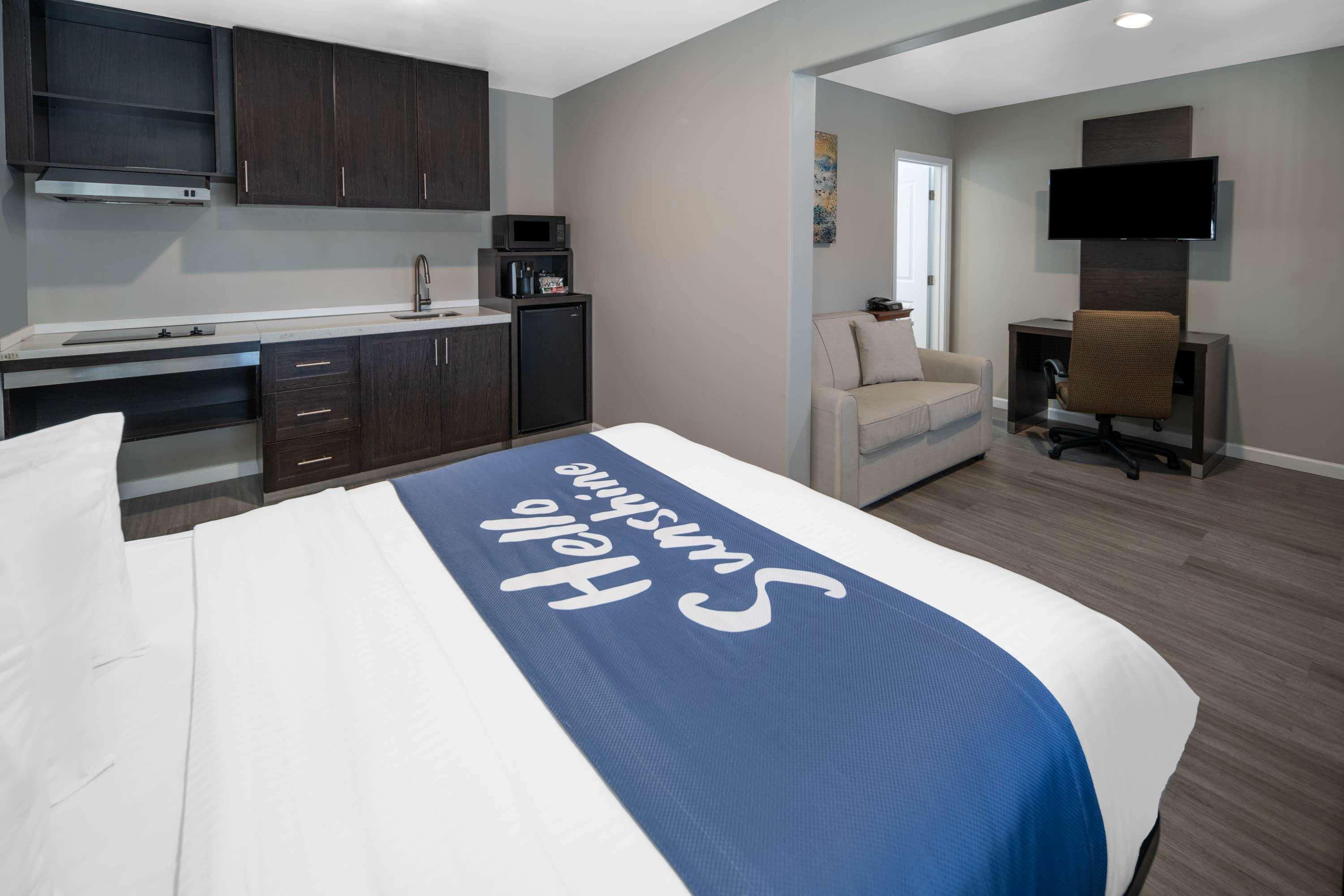Days Inn By Wyndham Galt - Elk Grove South Екстериор снимка