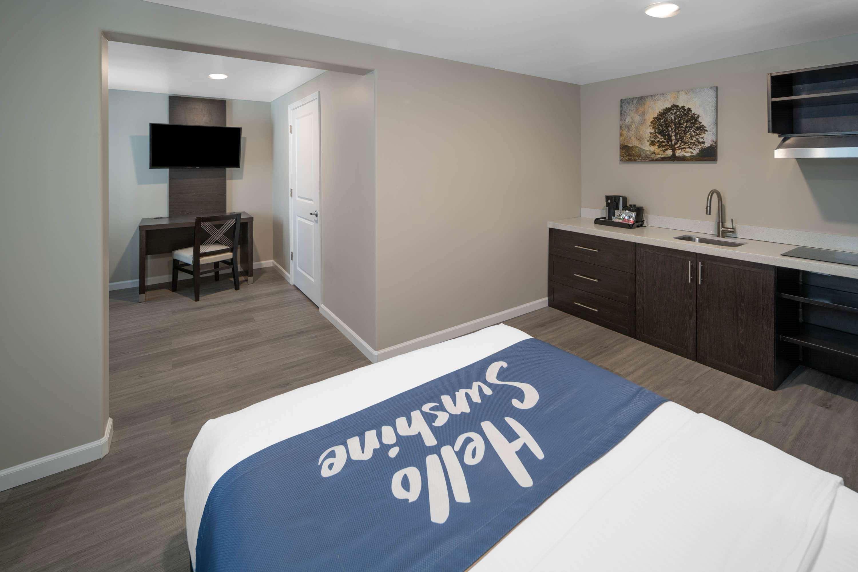 Days Inn By Wyndham Galt - Elk Grove South Екстериор снимка