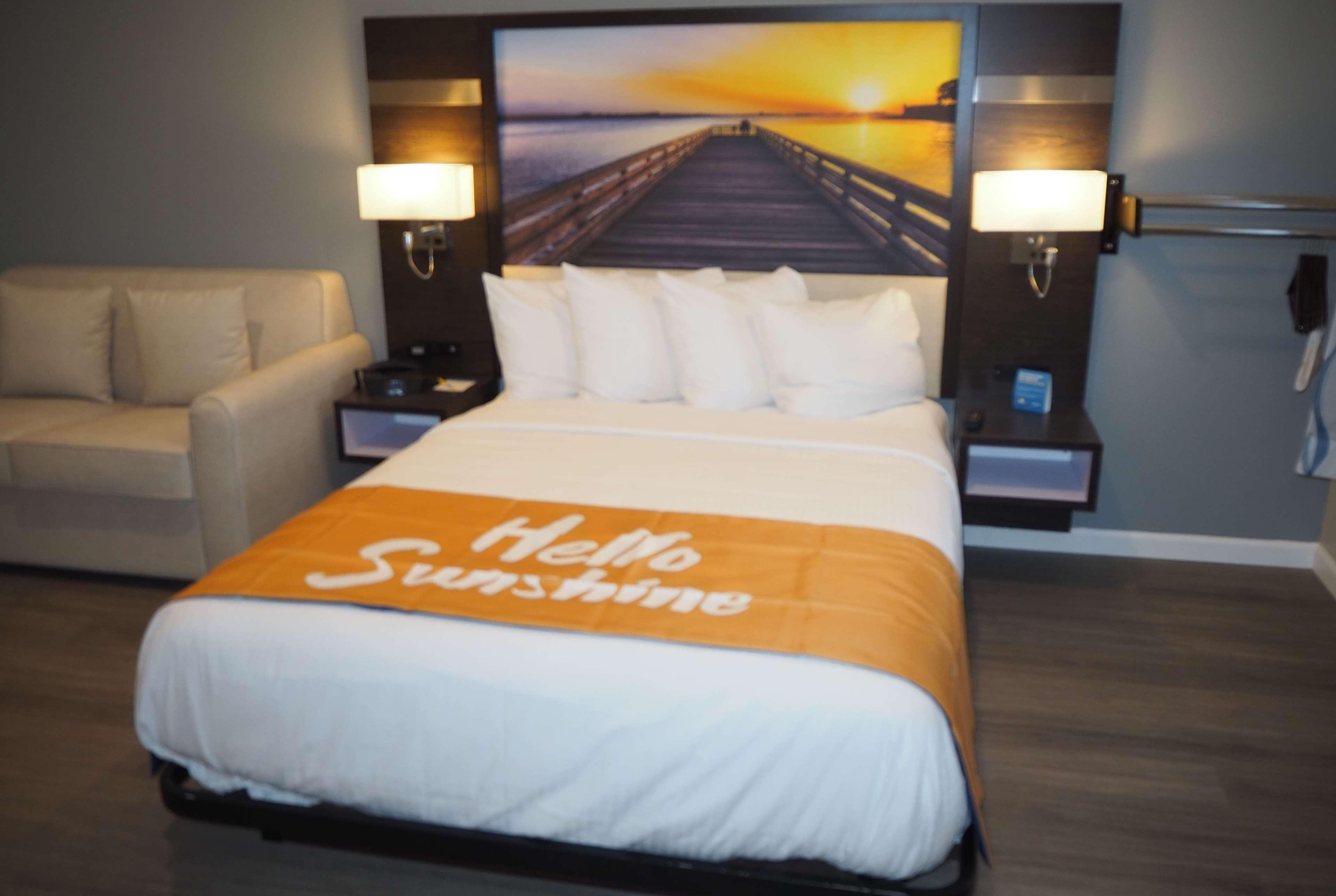 Days Inn By Wyndham Galt - Elk Grove South Екстериор снимка