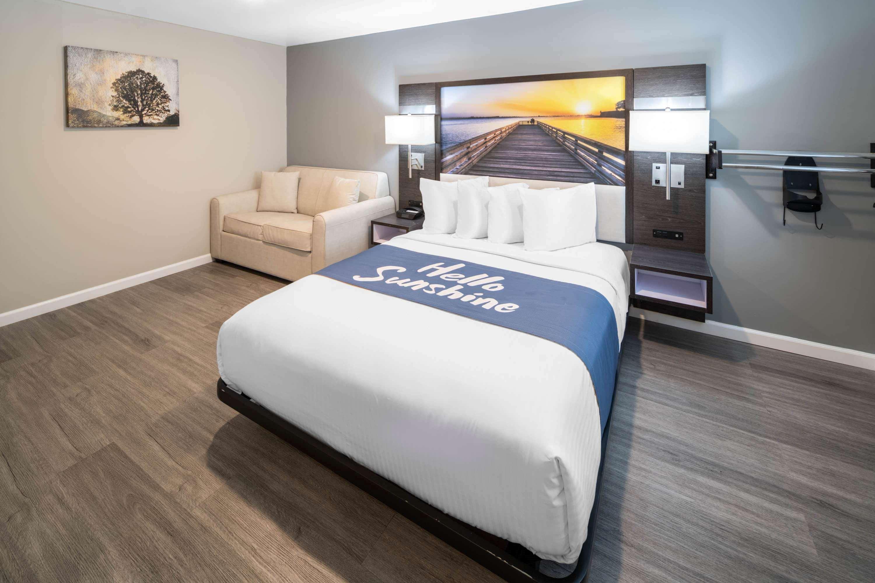 Days Inn By Wyndham Galt - Elk Grove South Екстериор снимка
