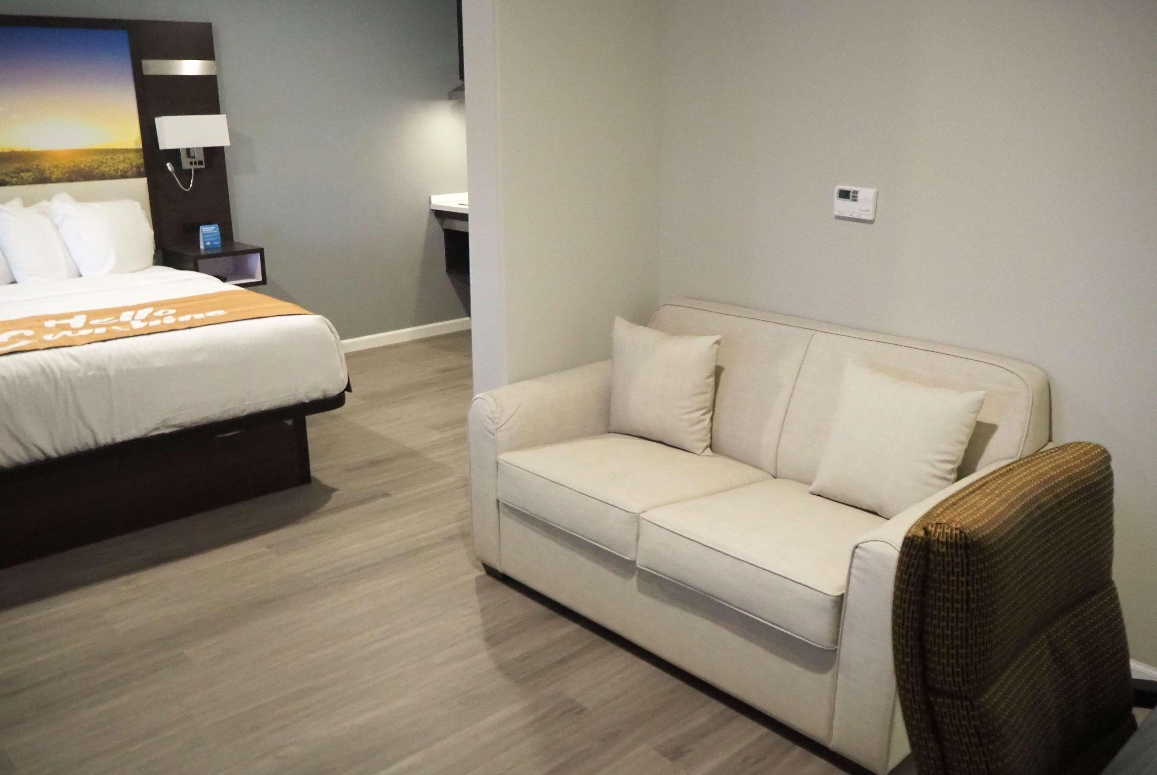 Days Inn By Wyndham Galt - Elk Grove South Екстериор снимка