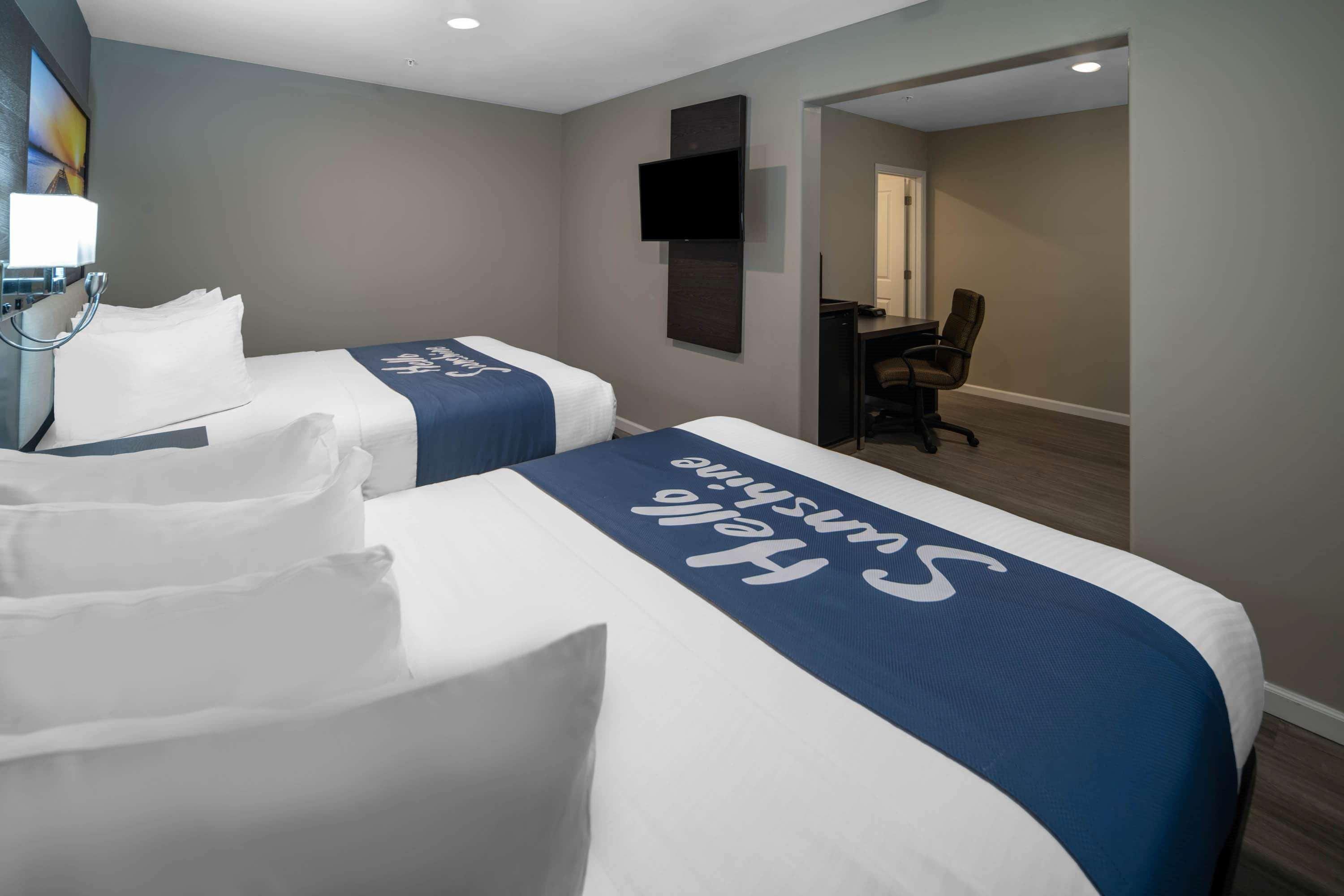 Days Inn By Wyndham Galt - Elk Grove South Екстериор снимка