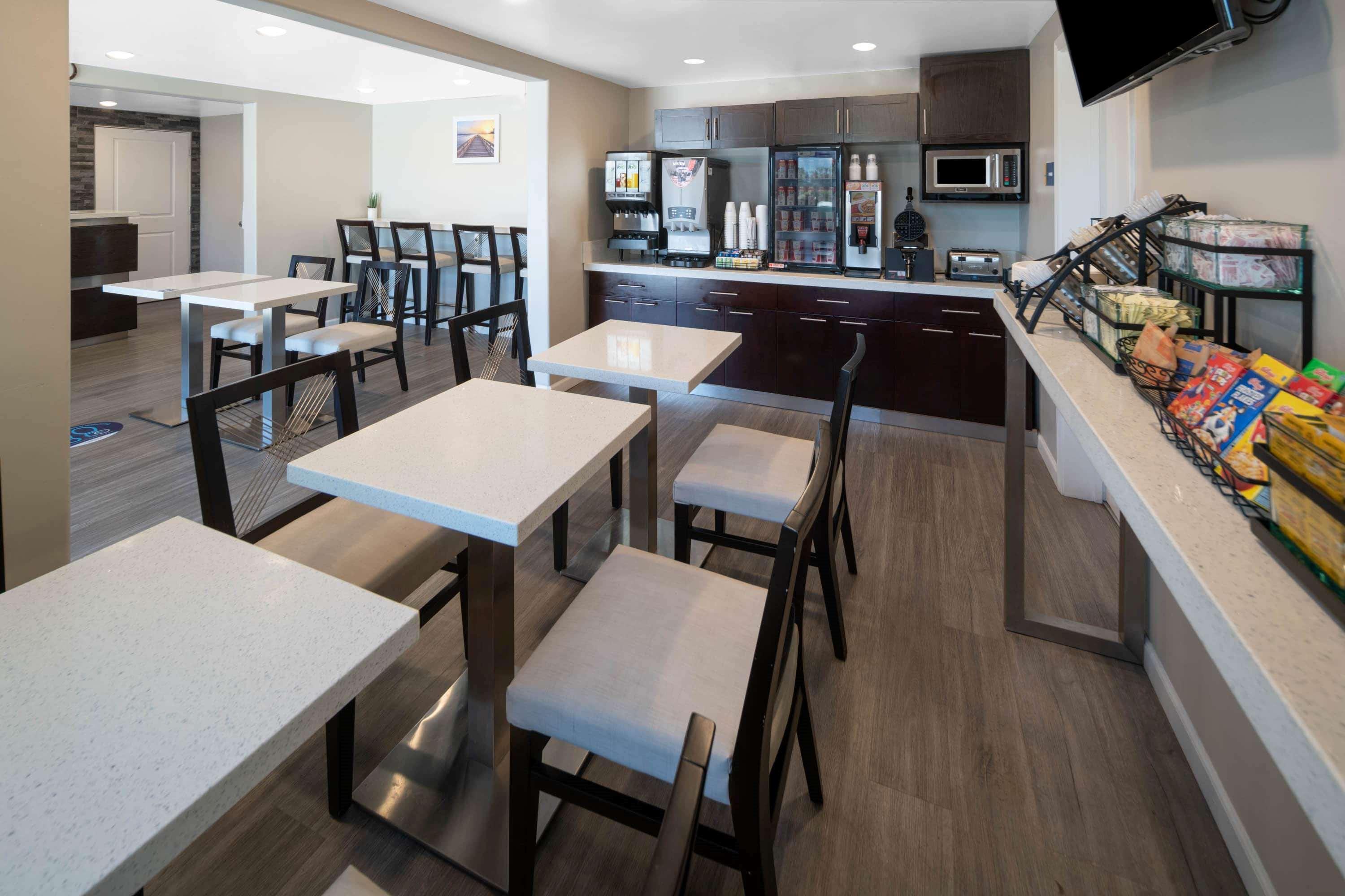 Days Inn By Wyndham Galt - Elk Grove South Екстериор снимка