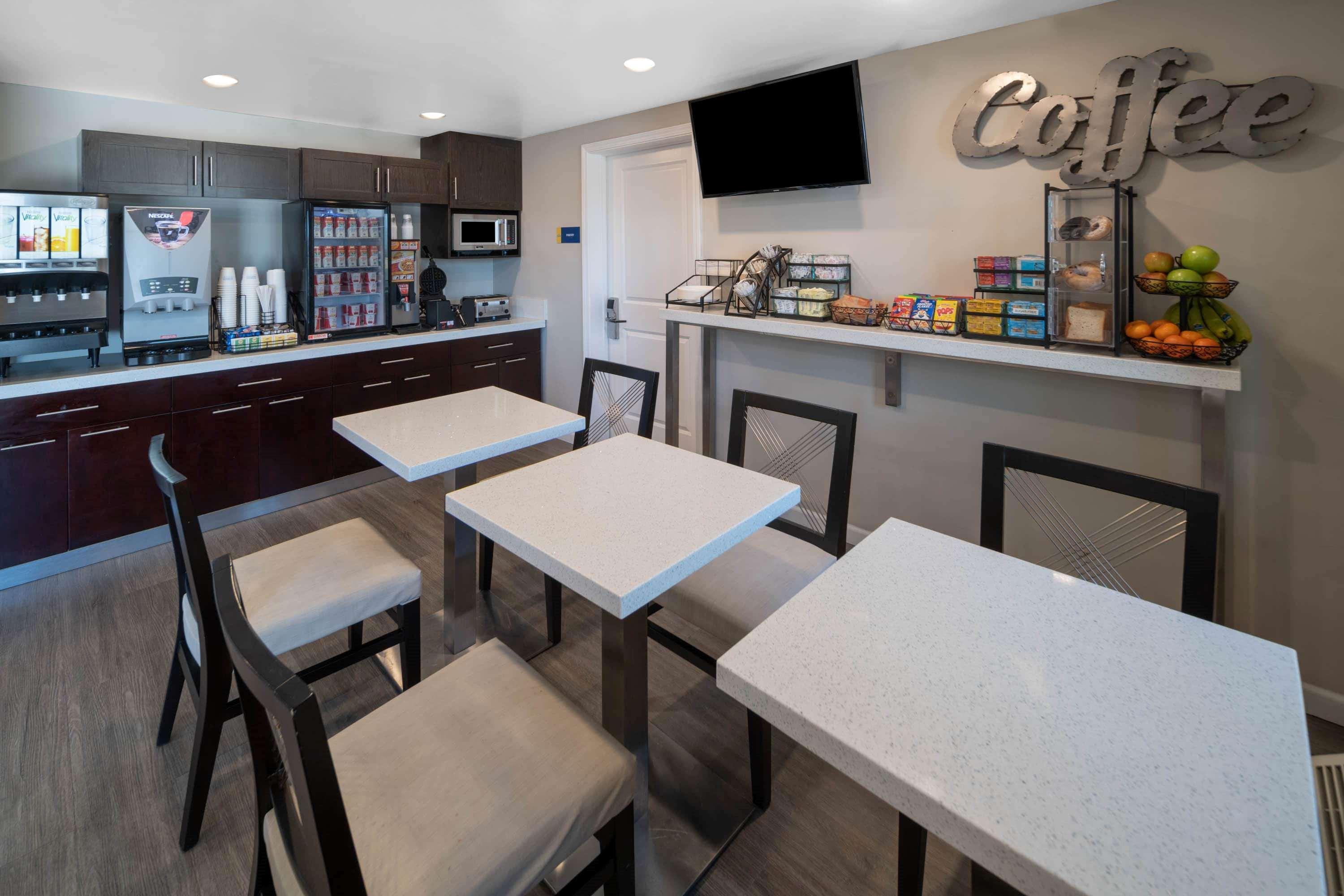Days Inn By Wyndham Galt - Elk Grove South Екстериор снимка