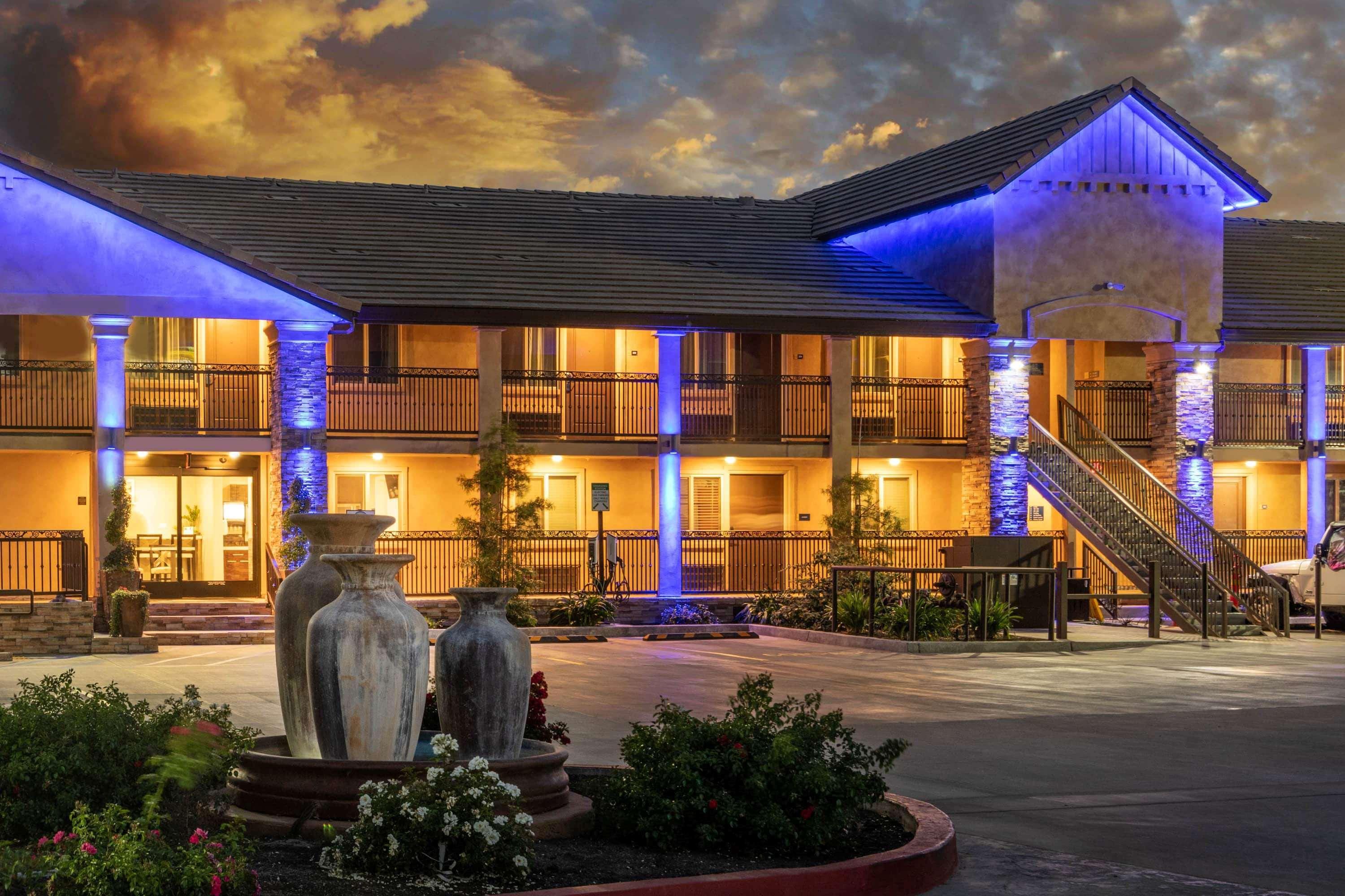 Days Inn By Wyndham Galt - Elk Grove South Екстериор снимка