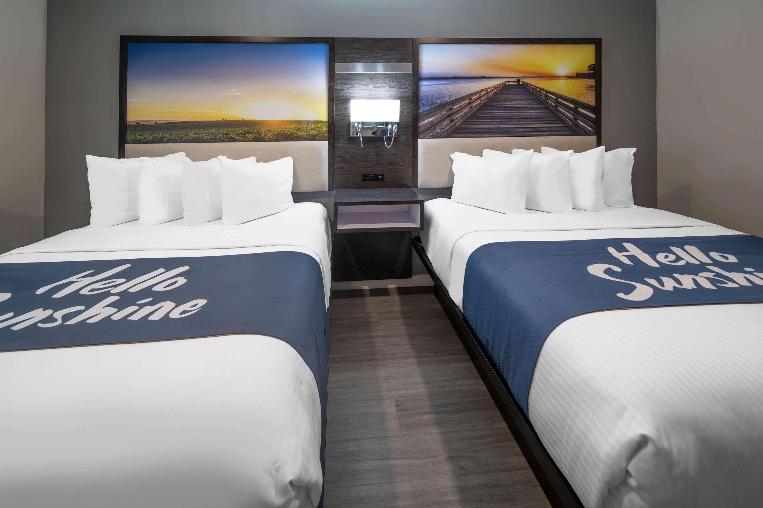 Days Inn By Wyndham Galt - Elk Grove South Екстериор снимка