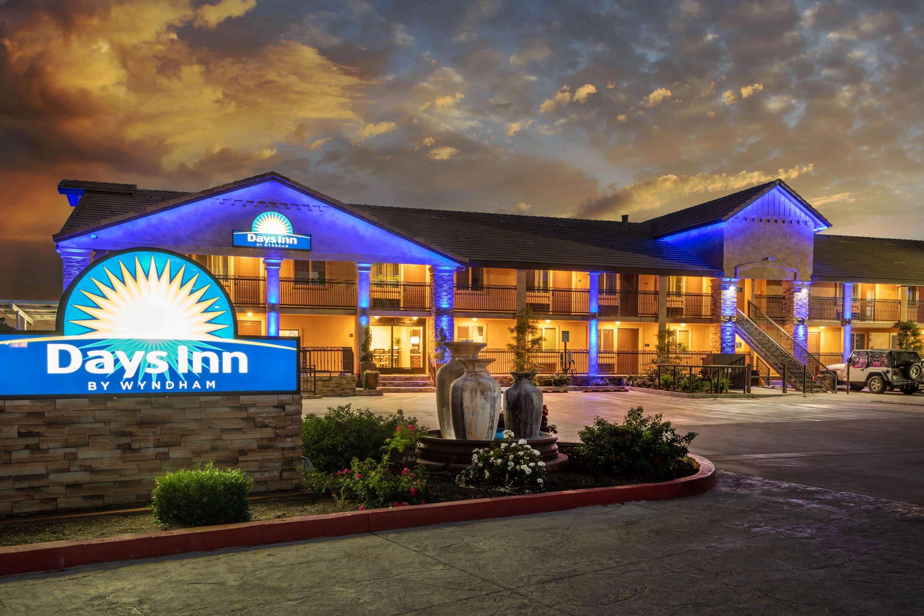 Days Inn By Wyndham Galt - Elk Grove South Екстериор снимка