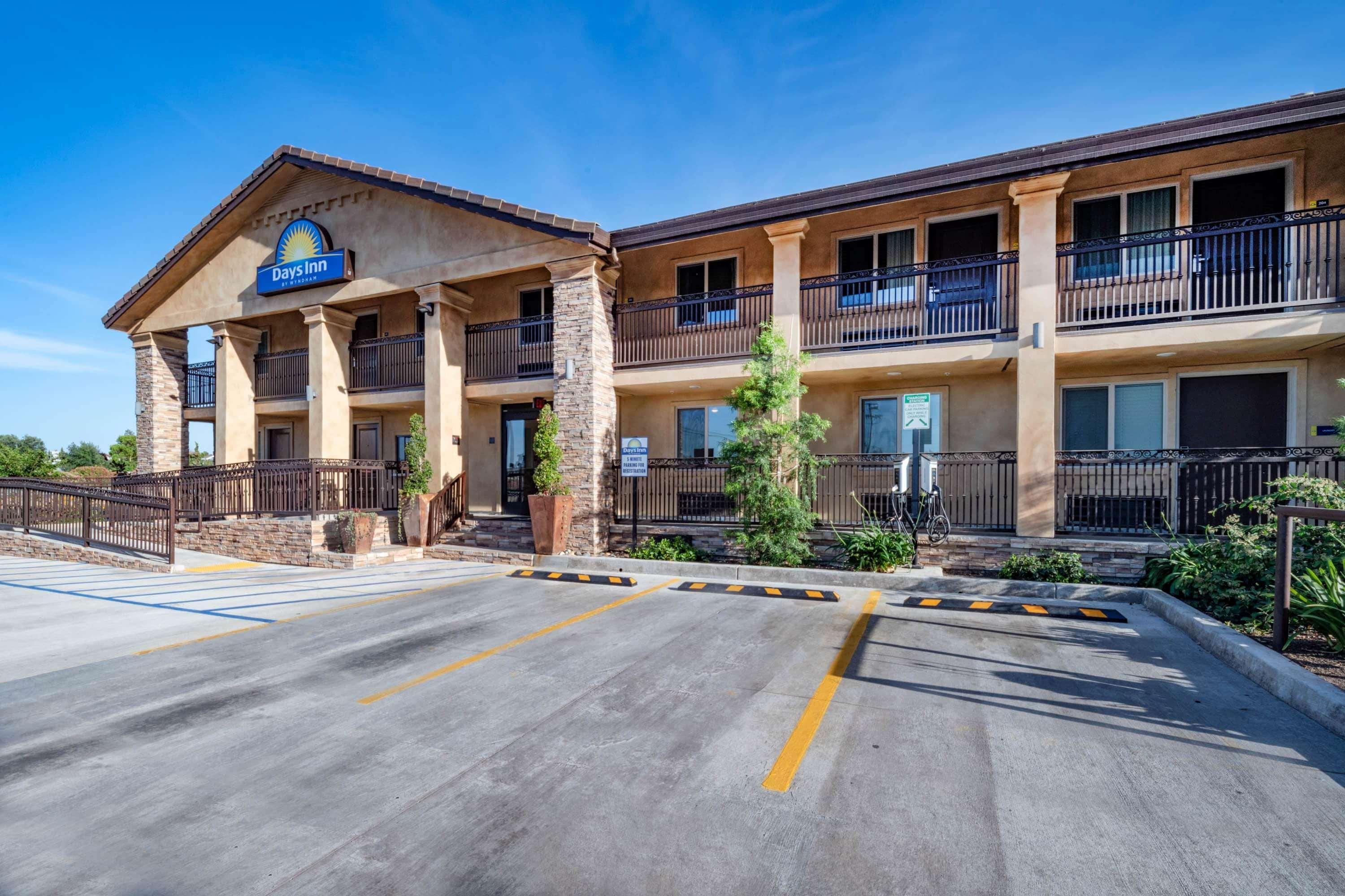 Days Inn By Wyndham Galt - Elk Grove South Екстериор снимка