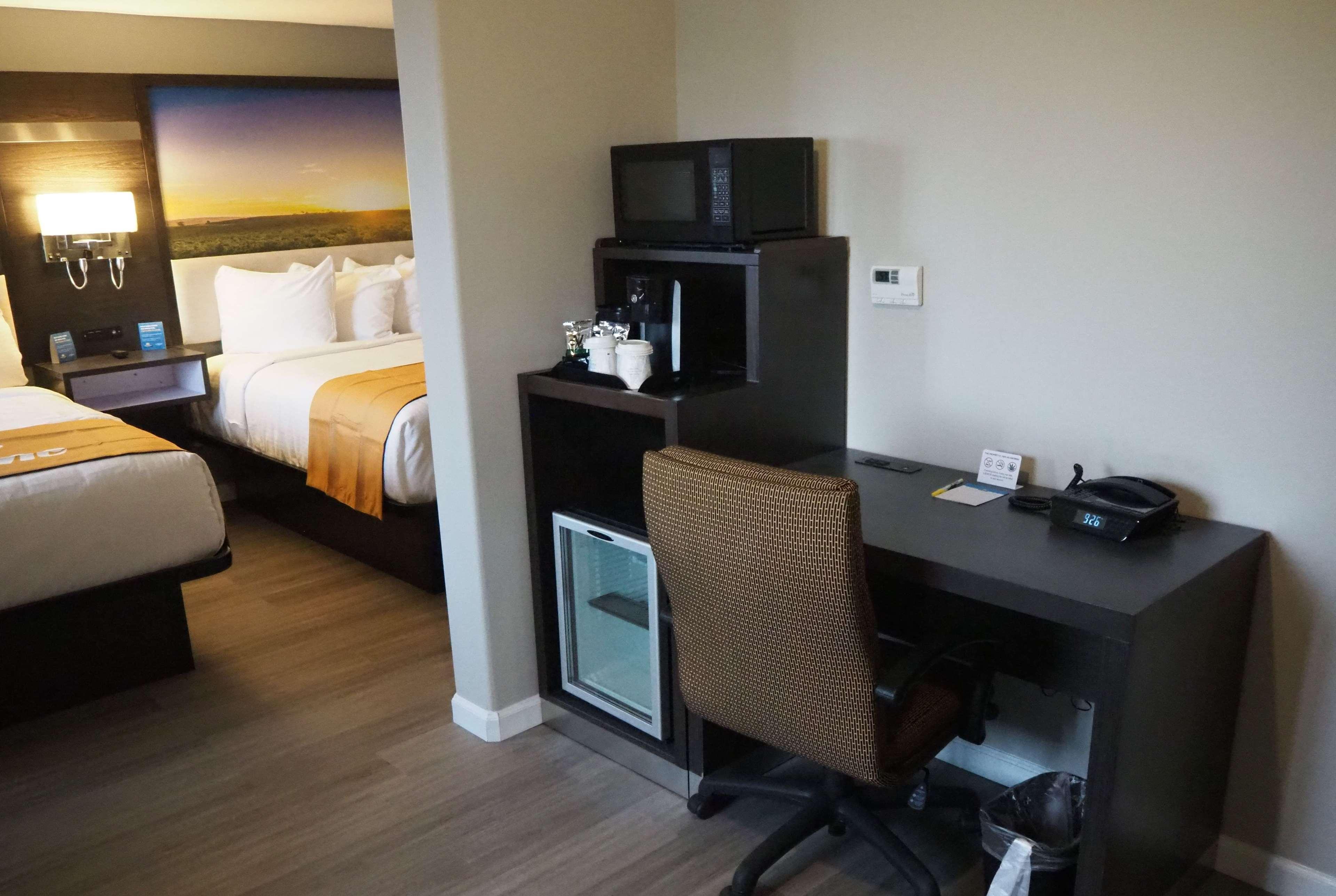 Days Inn By Wyndham Galt - Elk Grove South Екстериор снимка