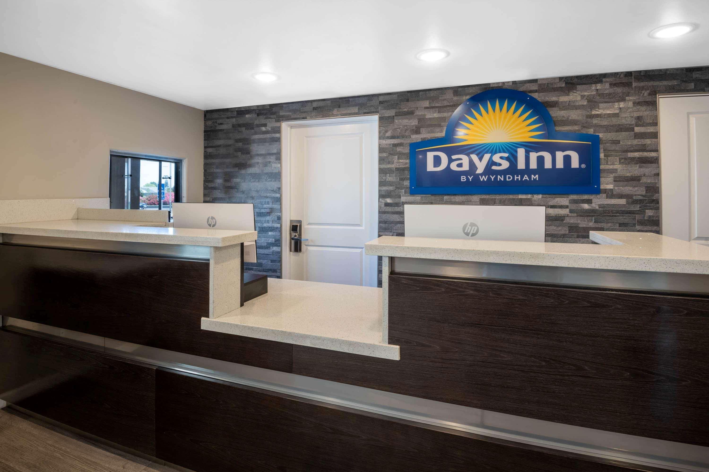 Days Inn By Wyndham Galt - Elk Grove South Екстериор снимка