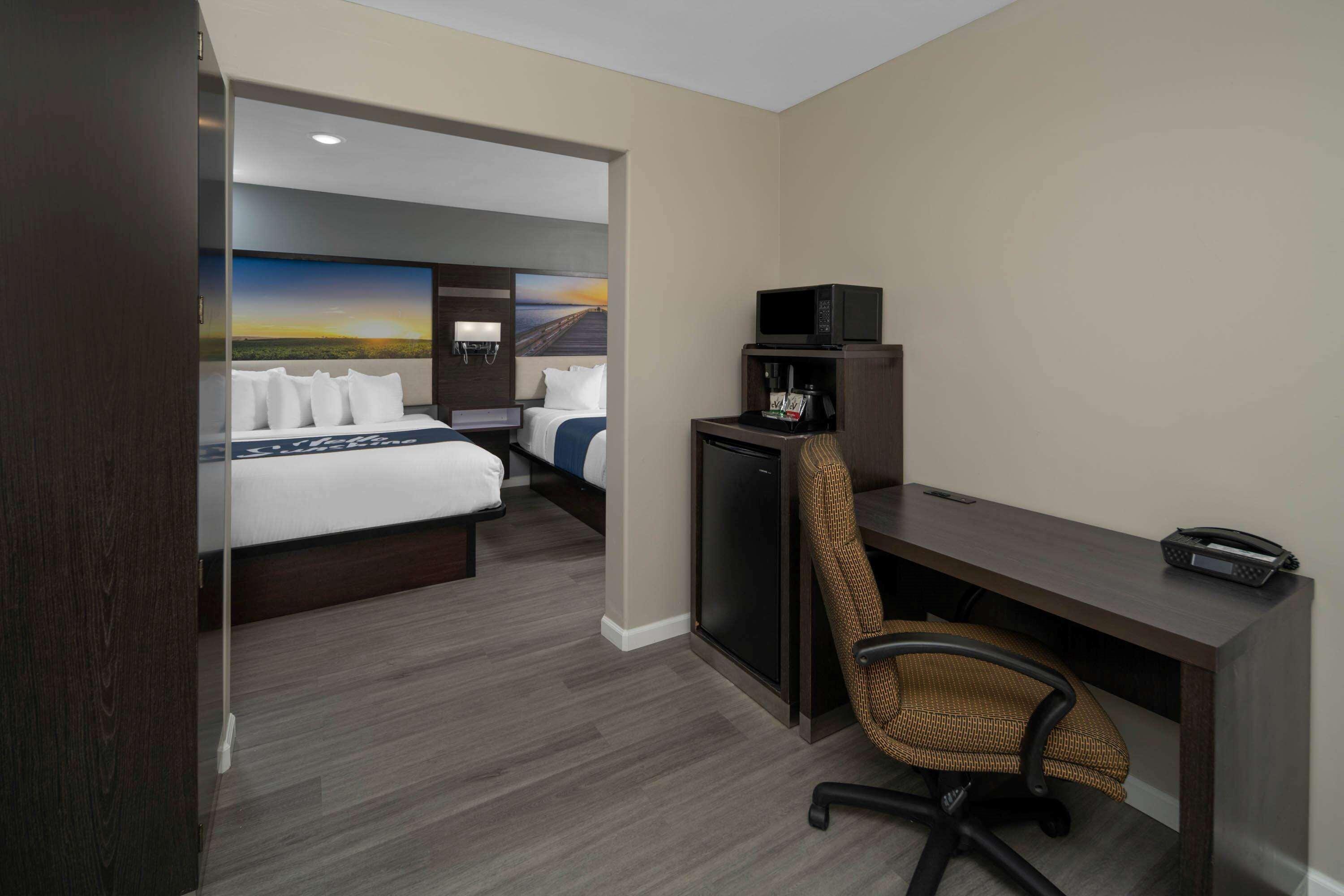 Days Inn By Wyndham Galt - Elk Grove South Екстериор снимка